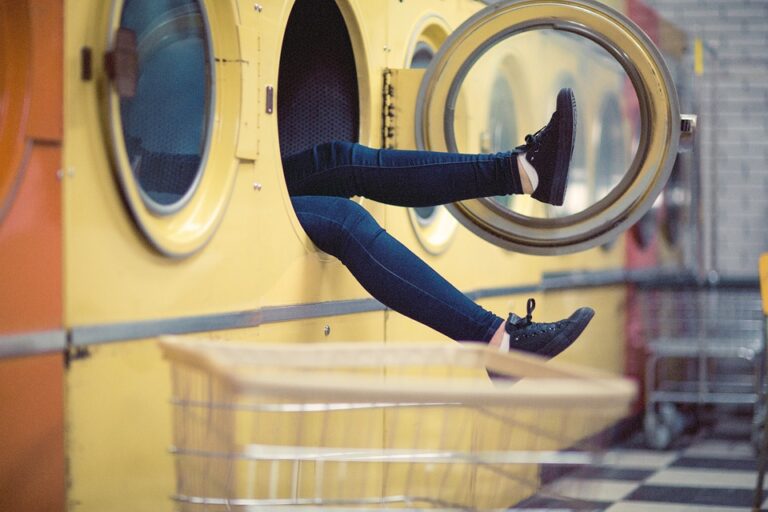 Jak šetřit tmavé prádlo při praní v pračce